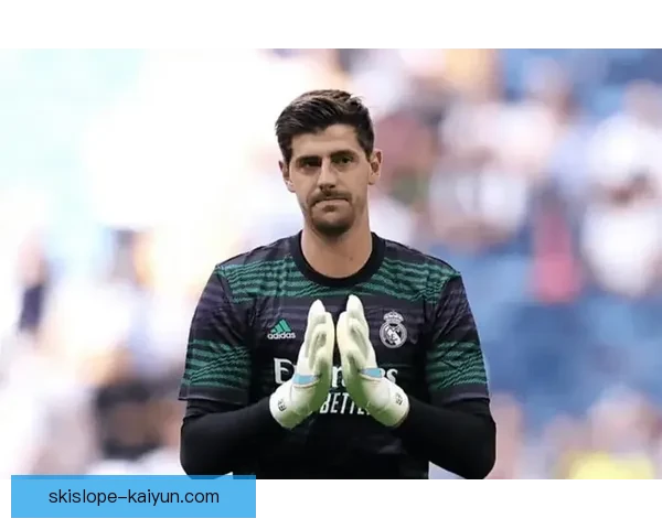 比利时库尔图瓦门将在新赛季中保持稳定表现，备受关注