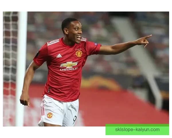 诺伊尔比赛风格特点分析：展现稳定表现与扑救能力的中坚力量